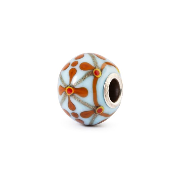 Bead in vetro di Murano Modernità Trollbeads TGLBE-30204 con decorazioni arancioni su fondo azzurro e passante in argento 925.