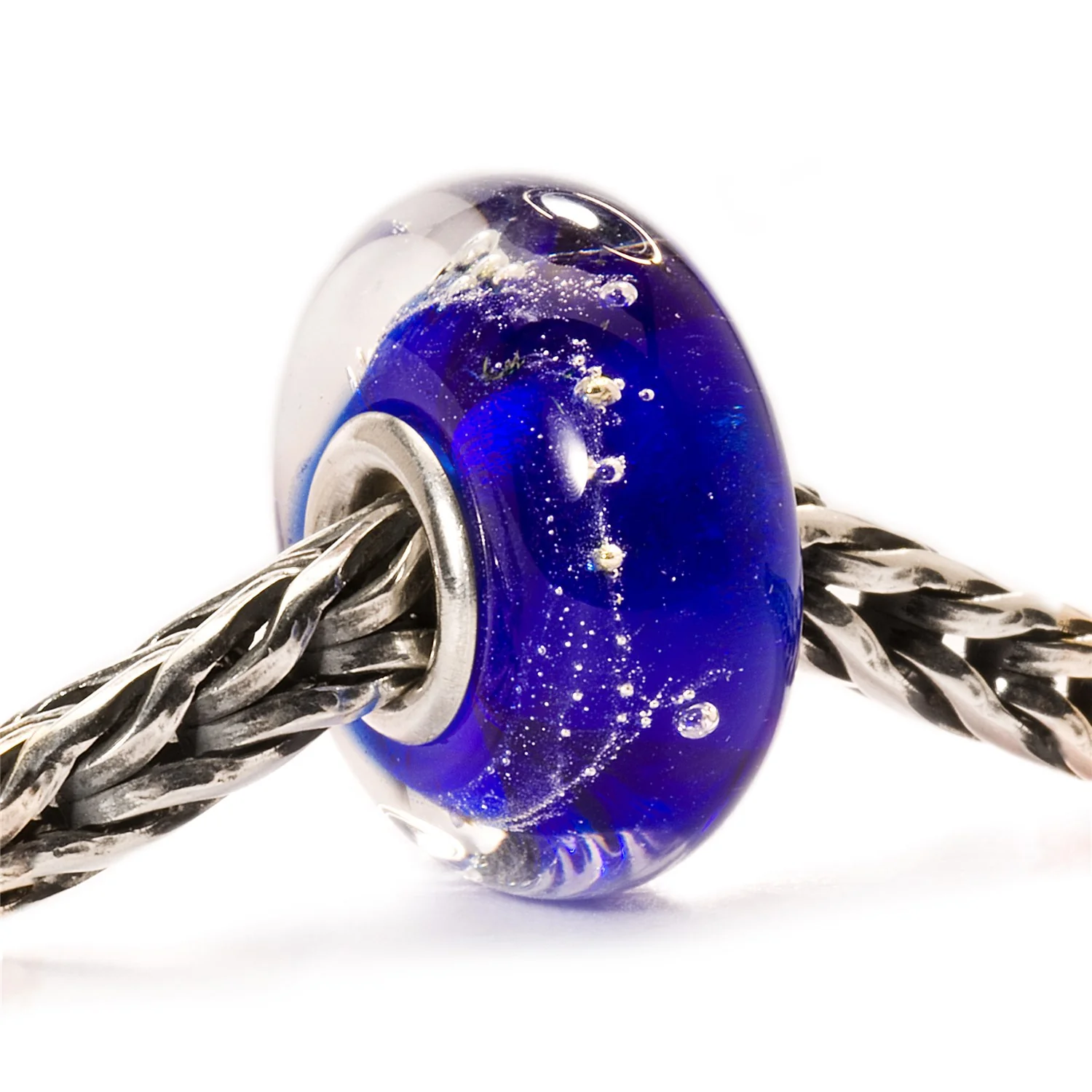 Bead Via Lattea Trollbeads TGLBE-20053 in vetro artistico blu profondo con glitter argentei e anima centrale in argento 925.