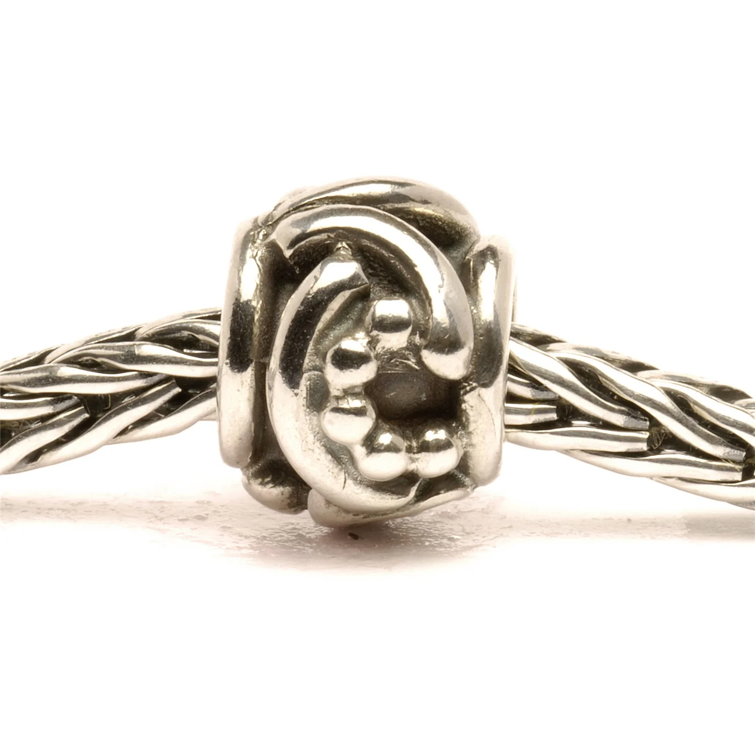 Bead Art Deco Trollbeads TAGBE-20003 in argento 925 con dettagli geometrici intrecciati e finiture brunite.