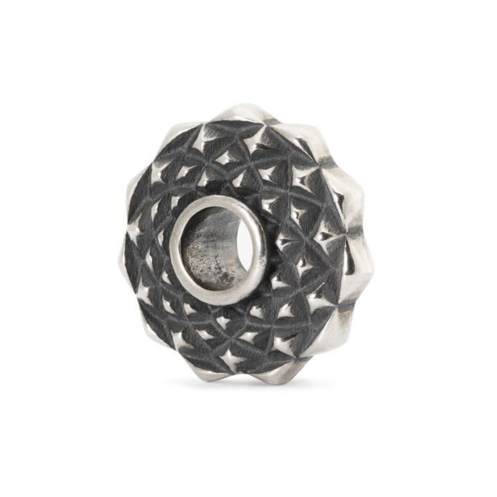 Bead Caleidoscopio Trollbeads TAGBE-30052 in argento 925 con texture piramidale e bordo stellato.
