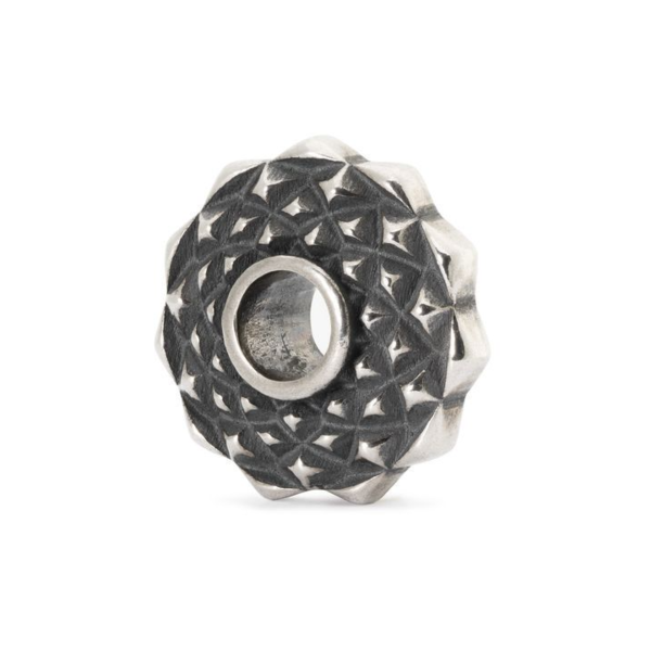 Bead Caleidoscopio Trollbeads TAGBE-30052 in argento 925 con texture piramidale e bordo stellato.