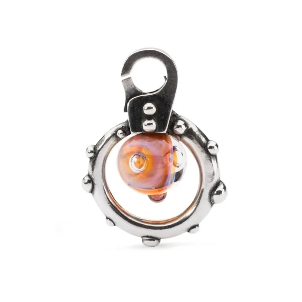 Ciondolo Uva Spina Trollbeads TAGPE-00043 in argento 925 con cerchio perlato e goccia centrale in vetro ambrato.