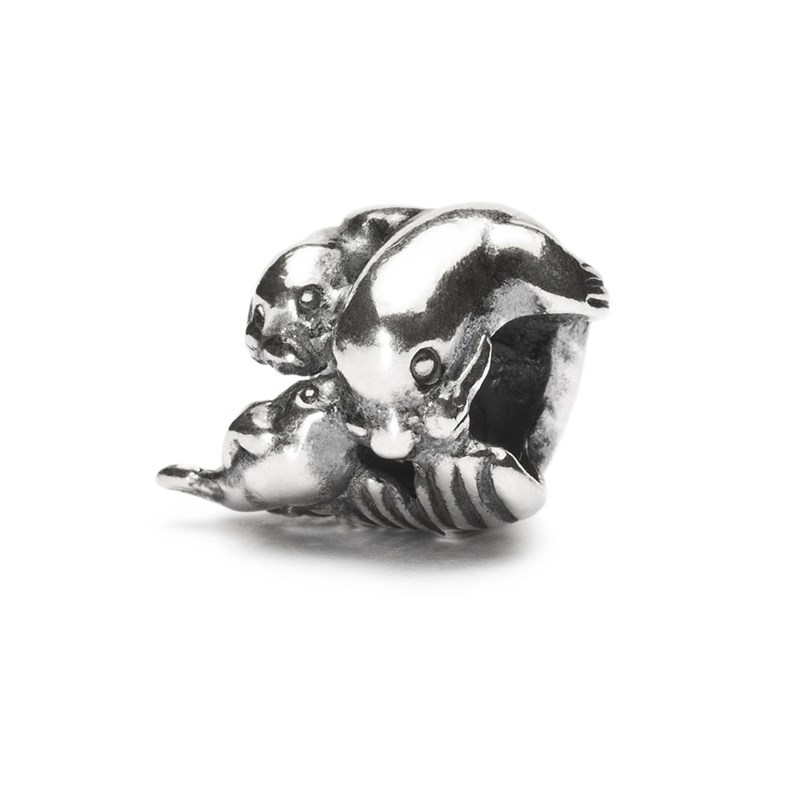 Bead Famiglia di foche Trollbeads TAGBE-20039 in argento 925 raffigurante foche intrecciate in un abbraccio scultoreo.