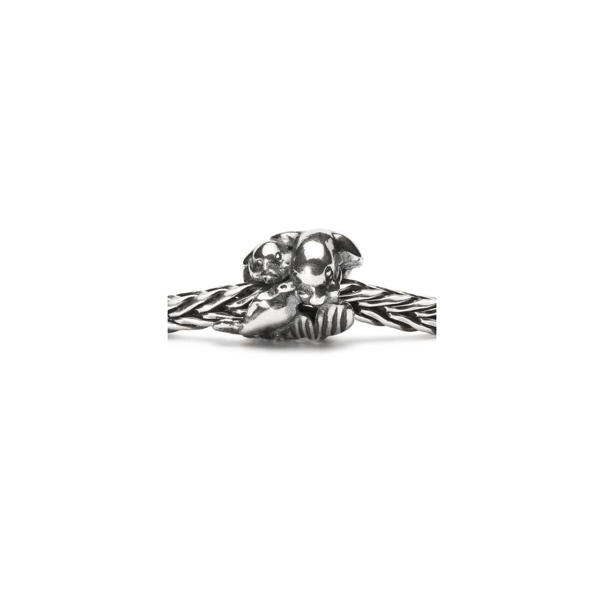 Bead Famiglia di foche Trollbeads TAGBE-20039 in argento 925 raffigurante foche intrecciate in un abbraccio scultoreo.