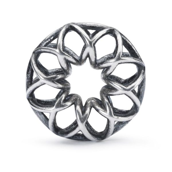Bead Magia Trollbeads TAGBE-30139 in argento 925 con lavorazione traforata a forma di stella floreale circolare.