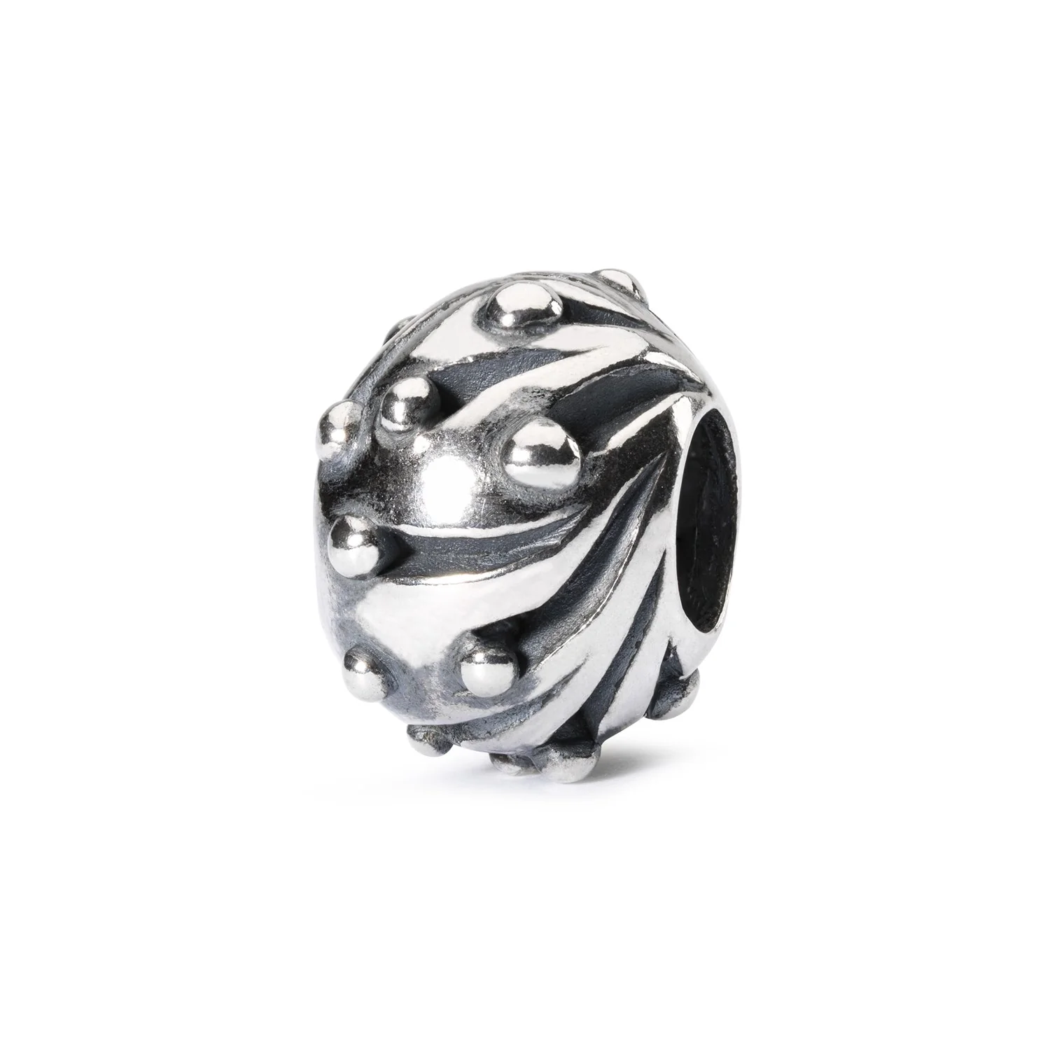 Bead Palla di neve Trollbeads TAGBE-20065 in argento 925 con motivi sferici in rilievo e dettagli bruniti.