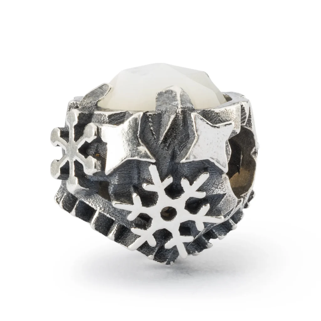 Bead Perla delle nevi Trollbeads TAGBE-00293 in argento 925 con perla bianca naturale, fiocchi di neve e stelle in rilievo.