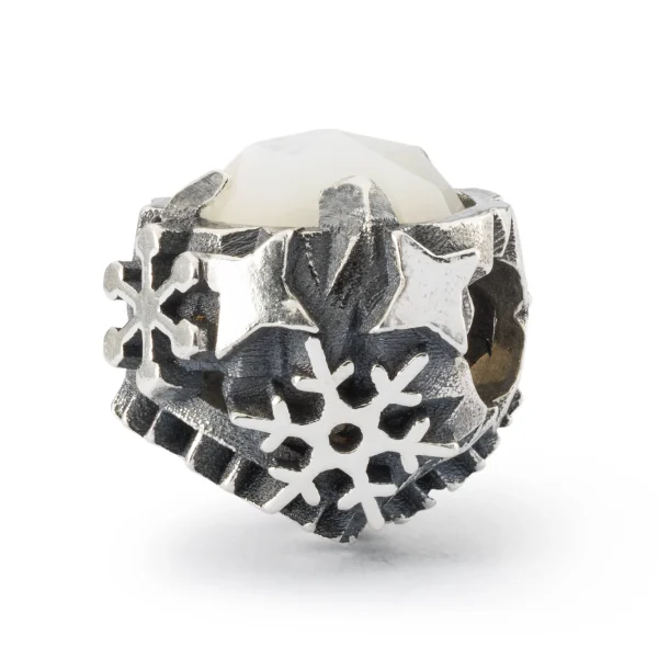 Bead Perla delle nevi Trollbeads TAGBE-00293 in argento 925 con perla bianca naturale, fiocchi di neve e stelle in rilievo.