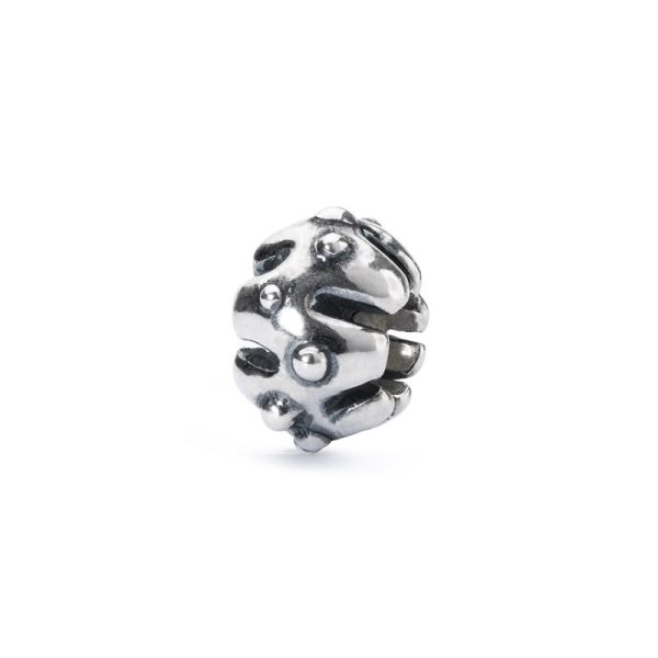 Bead Sorriso di zucca Trollbeads TAGBE-10176 in argento 925 sferico con rilievi e scanalature brunite.