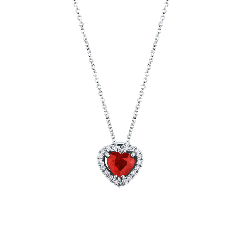 Girocollo A Cuore Con Rubino E Diamanti Mirco Visconti ABA1044/10R in oro bianco 18kt con ciondolo a cuore in rubino del Mozambico e contorno di diamanti naturali.