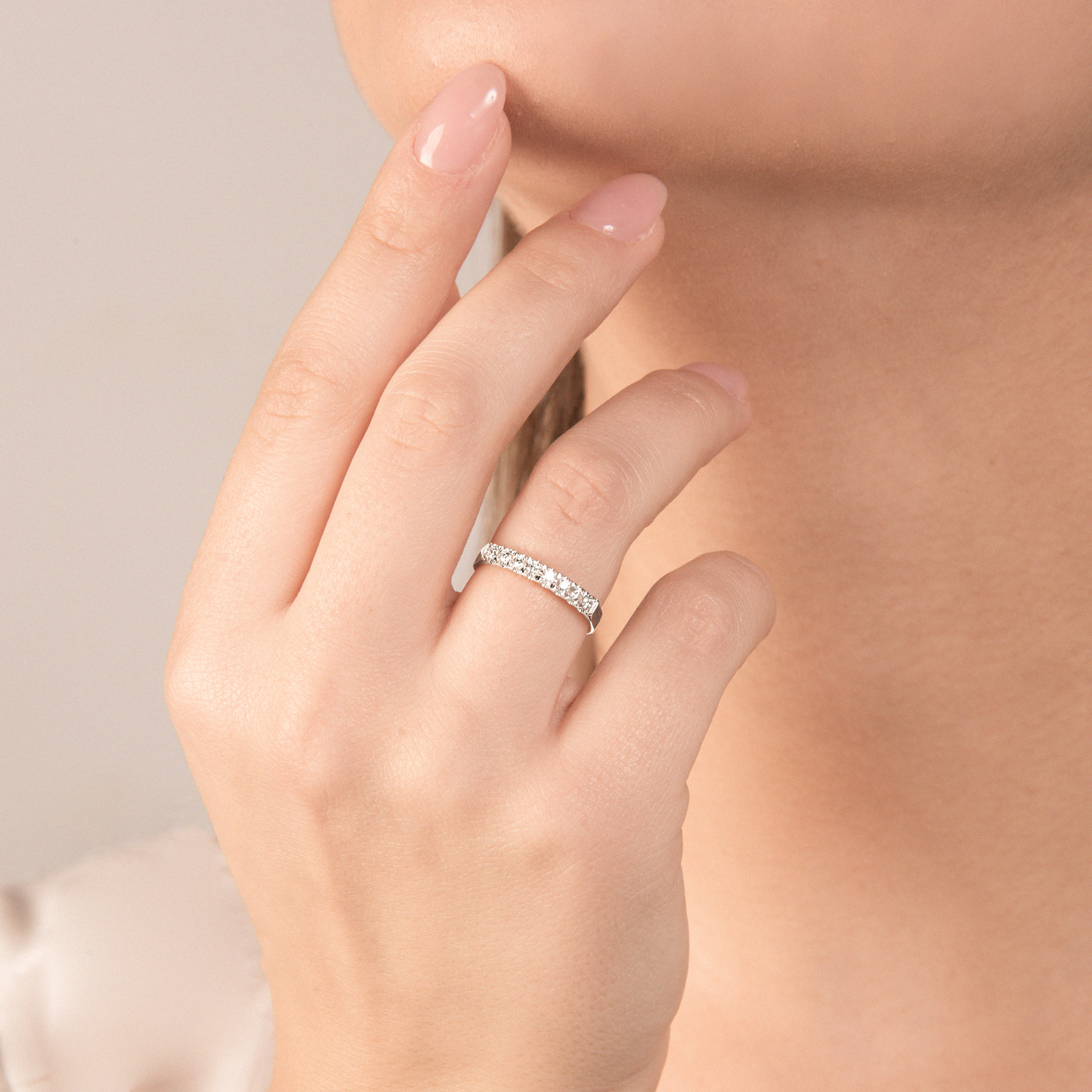 Anello Riviera Con Diamanti Mirco Visconti BN46/EF10 in oro bianco 18kt con fila superiore di diamanti naturali taglio brillante.
