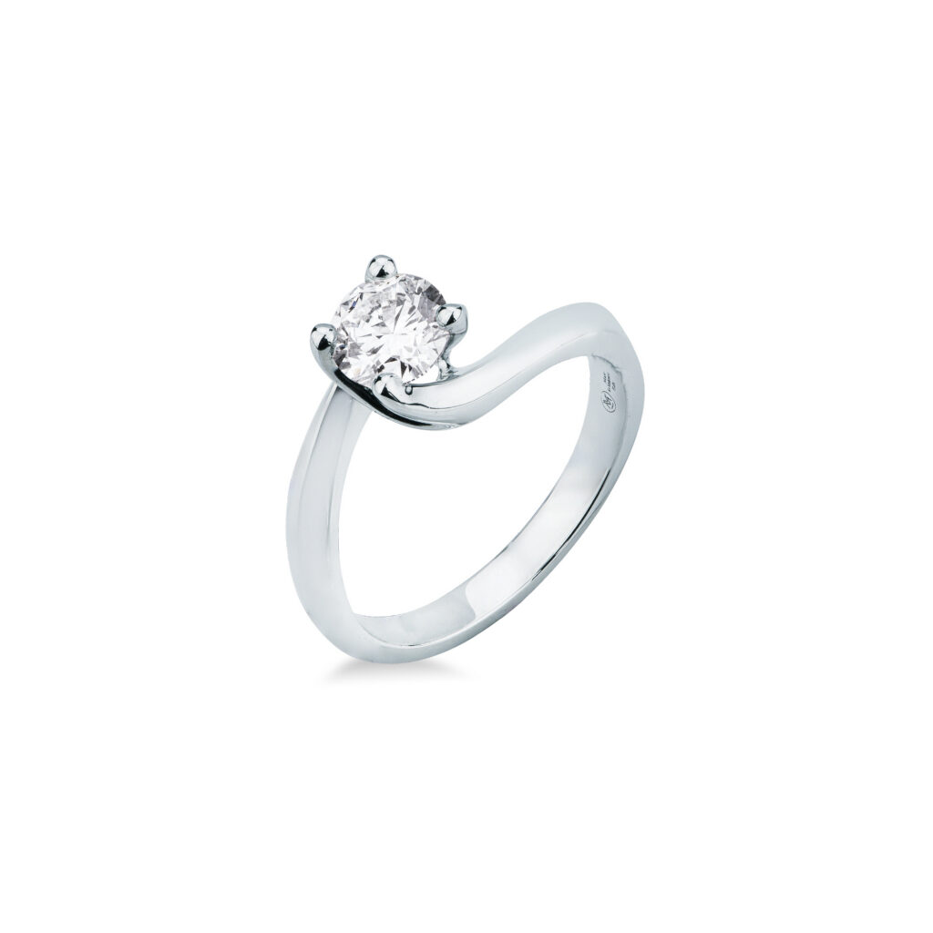 Anello Solitario Con Diamante Mirco Visconti CP588/40 in oro bianco 18kt con diamante naturale taglio brillante da 0,73 ct e fusto avvolgente a braccetto.
