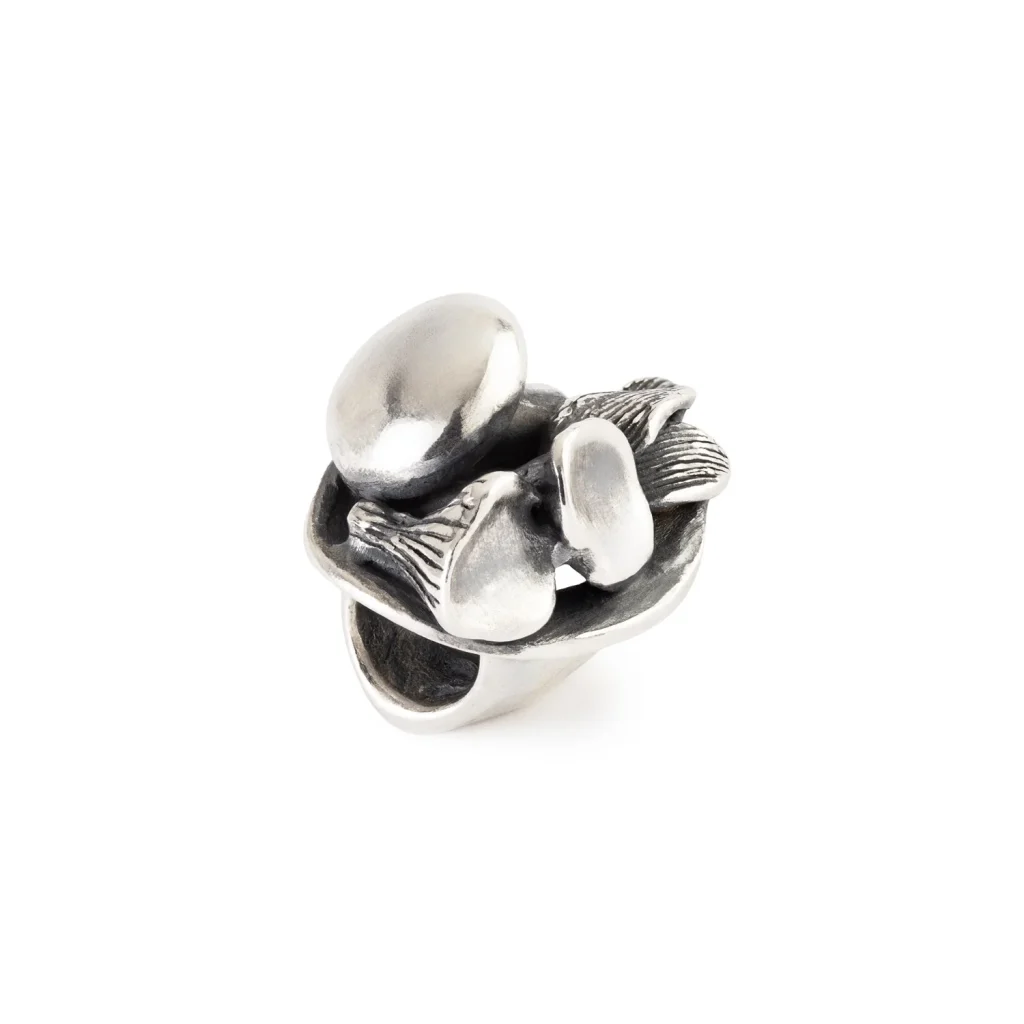 Bead Cappello dell'abbondanza Trollbeads TAGBE-40143 raffigurante un cappello ricolmo di funghi scultorei con dettagli bruniti.