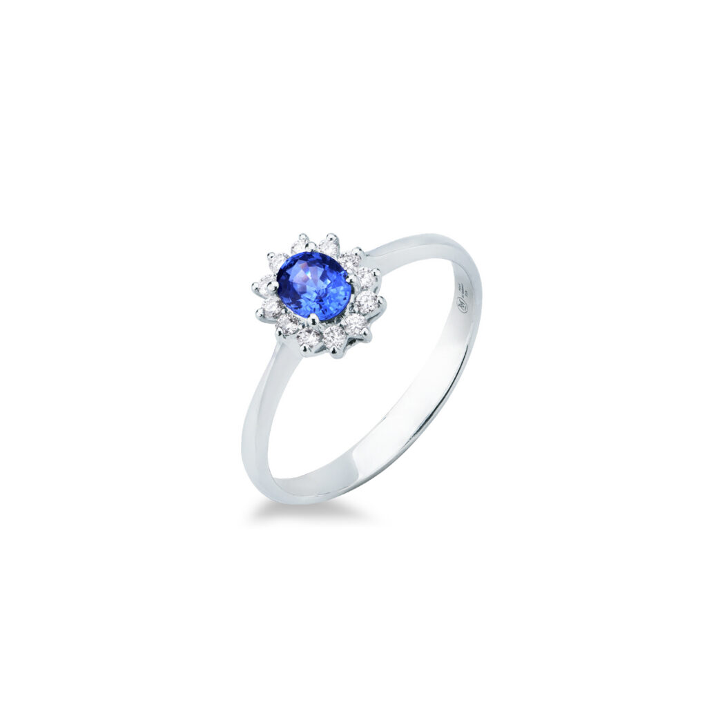 Anello Kate con zaffiro e diamanti Mirco Visconti DL1/B5Z in oro bianco 18kt con zaffiro blu ovalizzato Ceylon e corona di diamanti naturali taglio brillante.