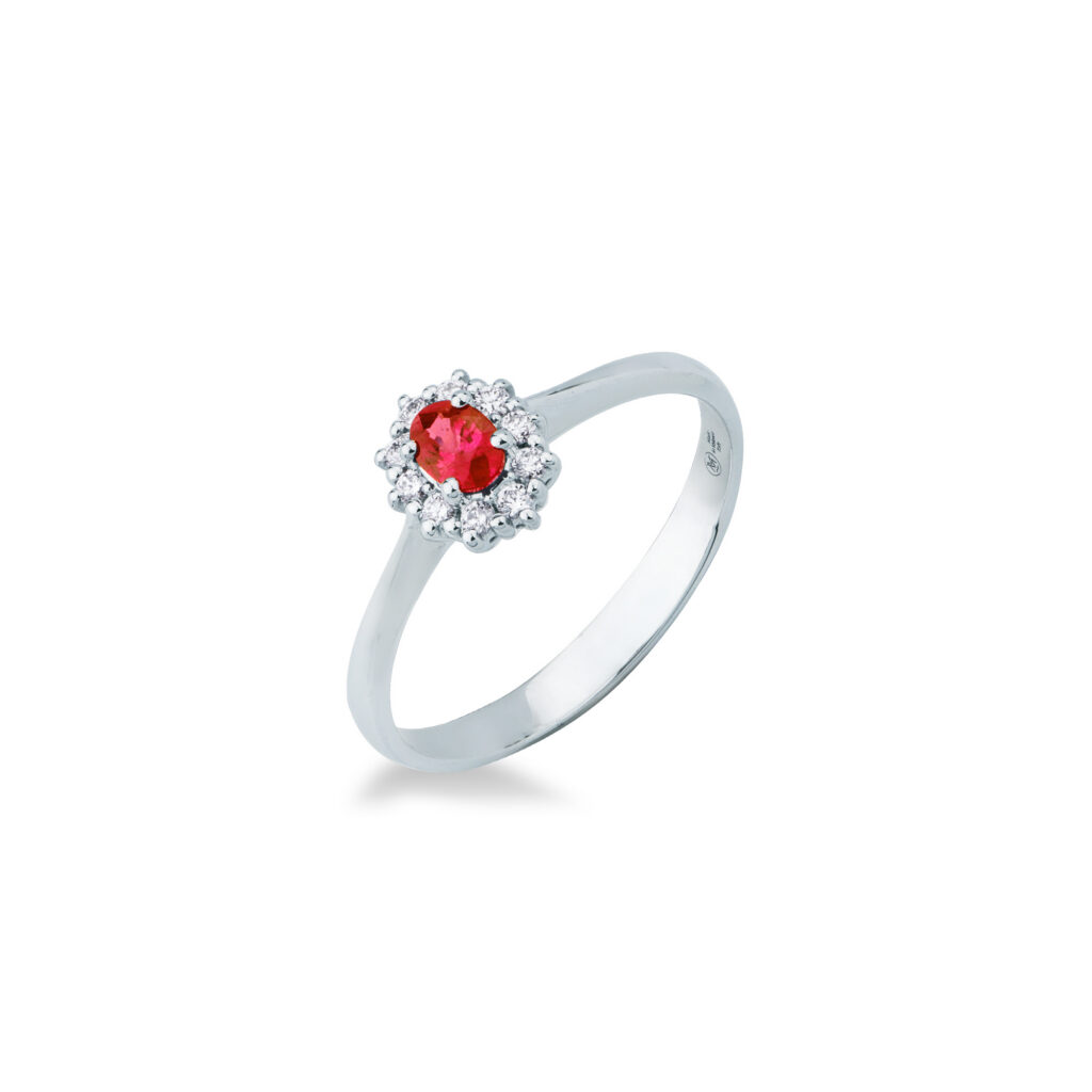 Anello Kate Con Rubino E Diamanti Mirco Visconti DL4/A3R in oro bianco 18kt con rubino rosso ovalizzato della Birmania e corona di diamanti naturali taglio brillante.
