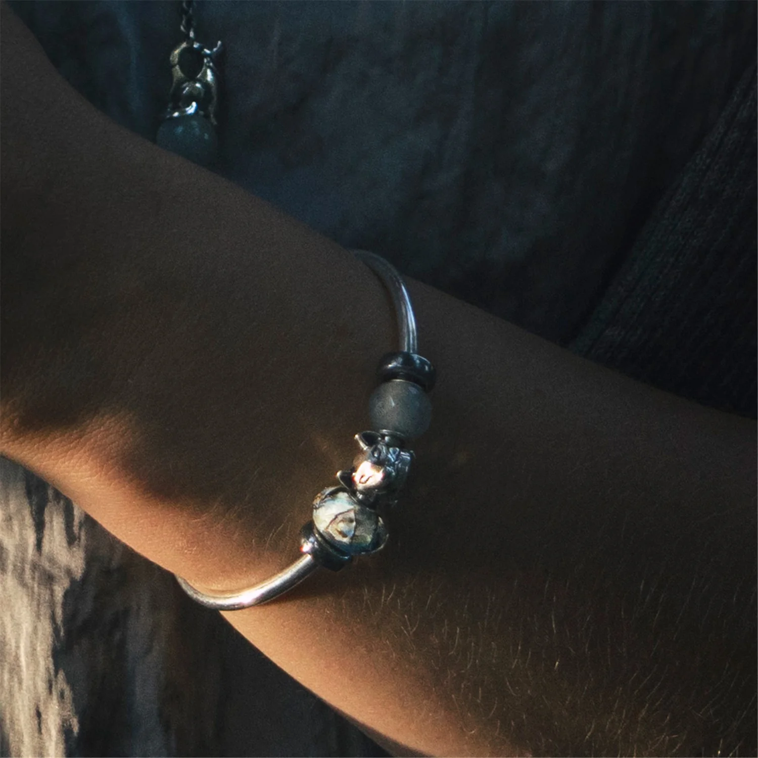 Bead Istinto Naturale Trollbeads TAGBE-00324 a forma di lupo con pietra lunare grigia.