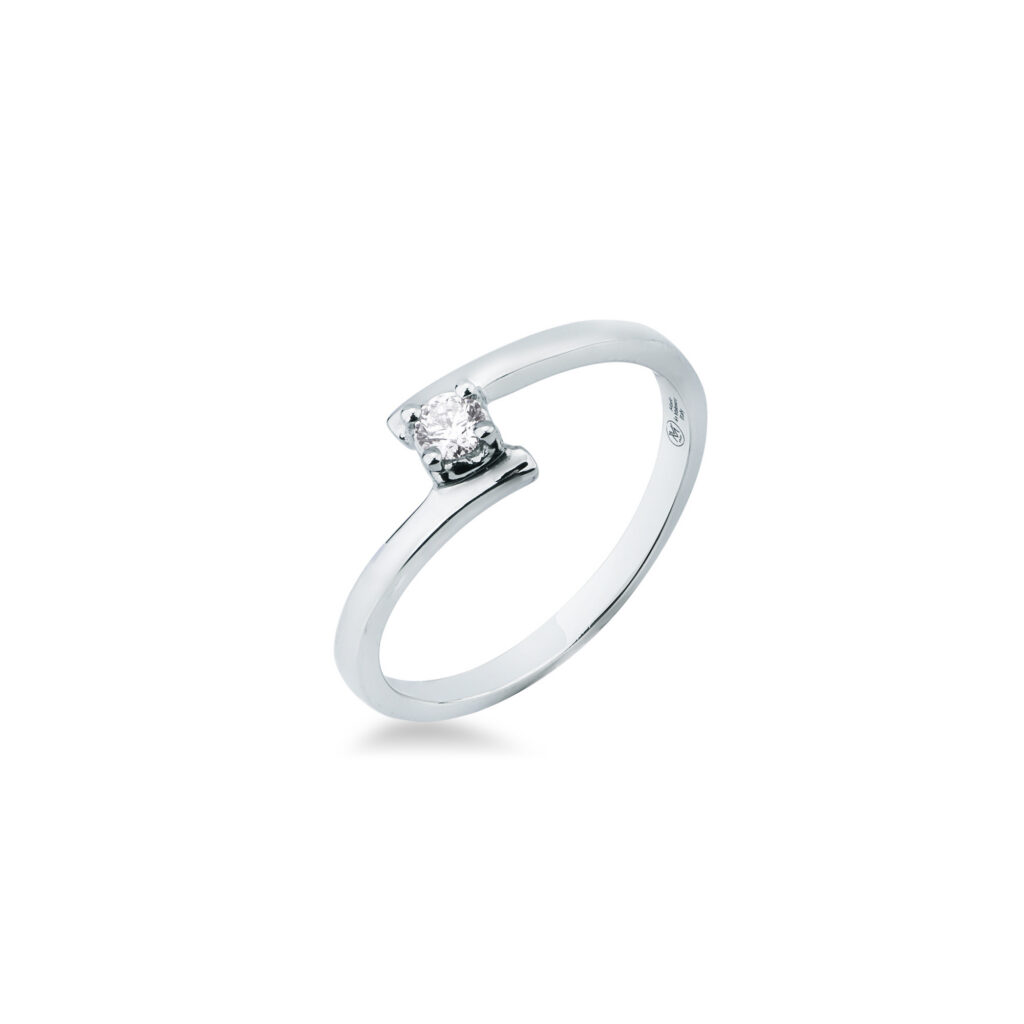 Anello Solitario Con Diamante Mirco Visconti LR34 in oro bianco 18kt con diamante naturale taglio brillante da 0,10 ct e fusto abbracciato.