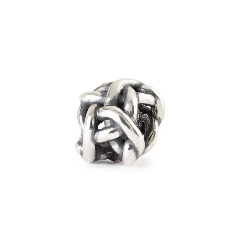 Bead Nodo Magico Trollbeads TAGBE-40144 a forma di nodo intrecciato tridimensionale con finitura brunita.
