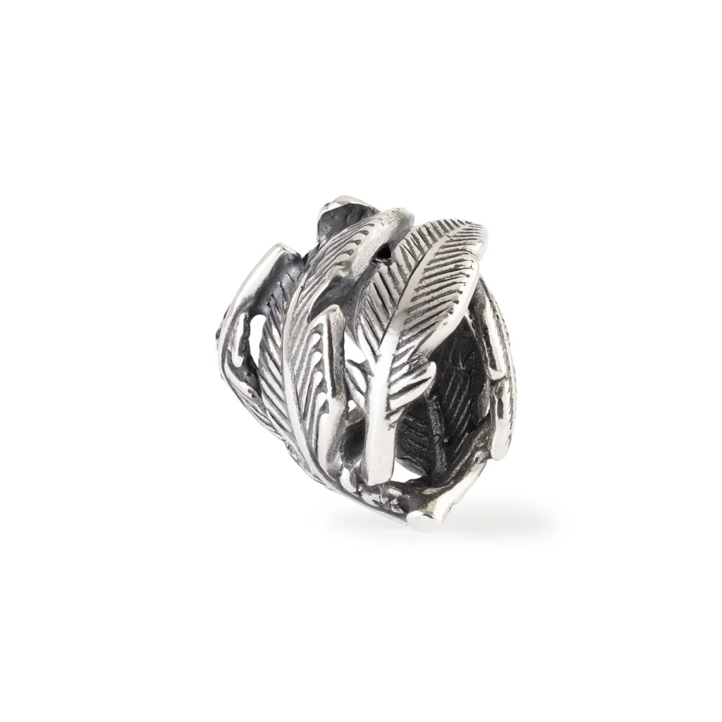 Bead Piuma del divenire Trollbeads TAGBE-20311 a forma di piume intrecciate con dettagli bruniti.