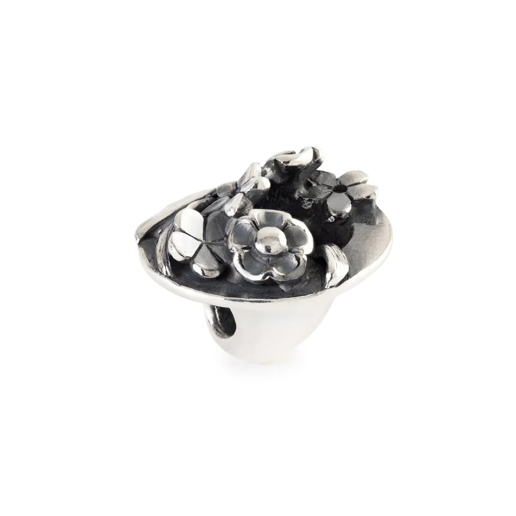 Bead Raccolto di Gioia Trollbeads TAGBE-20312 con composizione di fiori scultorei e finitura brunita.
