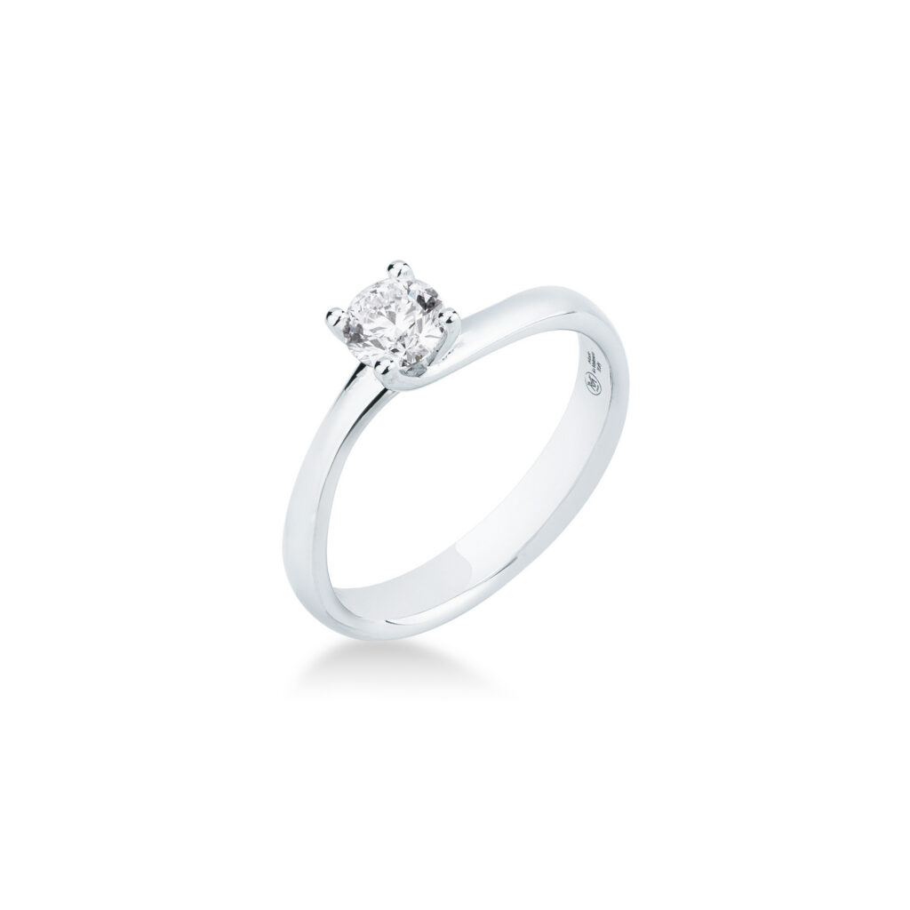 Anello Solitario Con Diamante Mirco Visconti Z635/30 in oro bianco 18kt con diamante naturale taglio brillante da 0,50 ct F VS e fusto avvolgente.