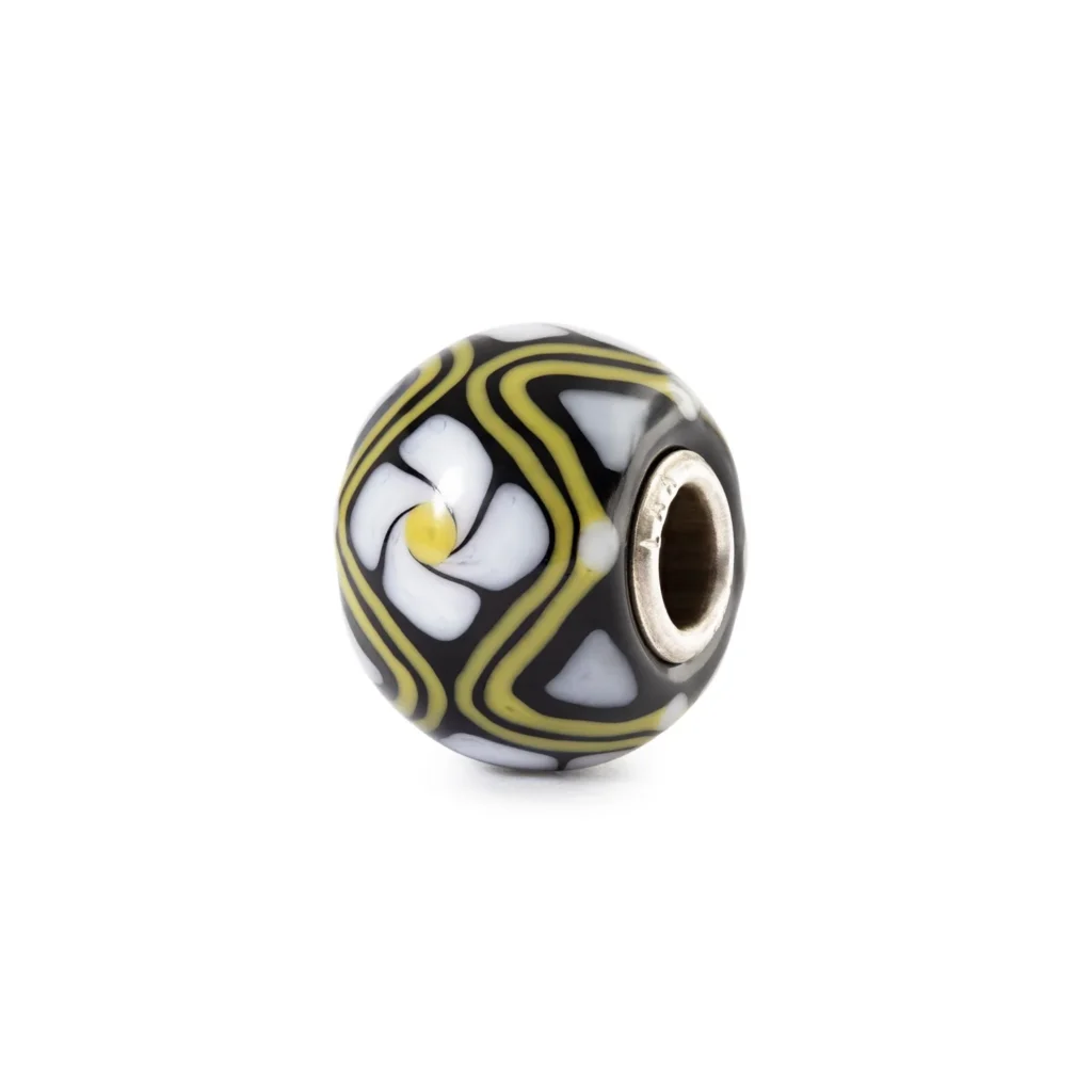 Bead Erbe Officinali Trollbeads TGLBE-30215 in vetro di Murano scuro con decori di fiori bianchi, linee verde salvia e anima centrale in argento 925.