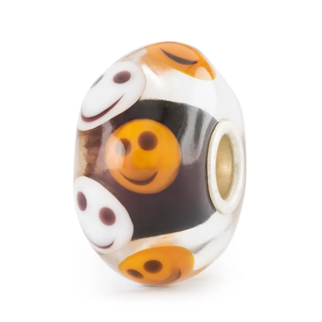 Bead Family Smiles Trollbeads TGLBE-20430 in vetro di Murano trasparente con faccine sorridenti bianche e gialle e anima centrale in argento 925.
