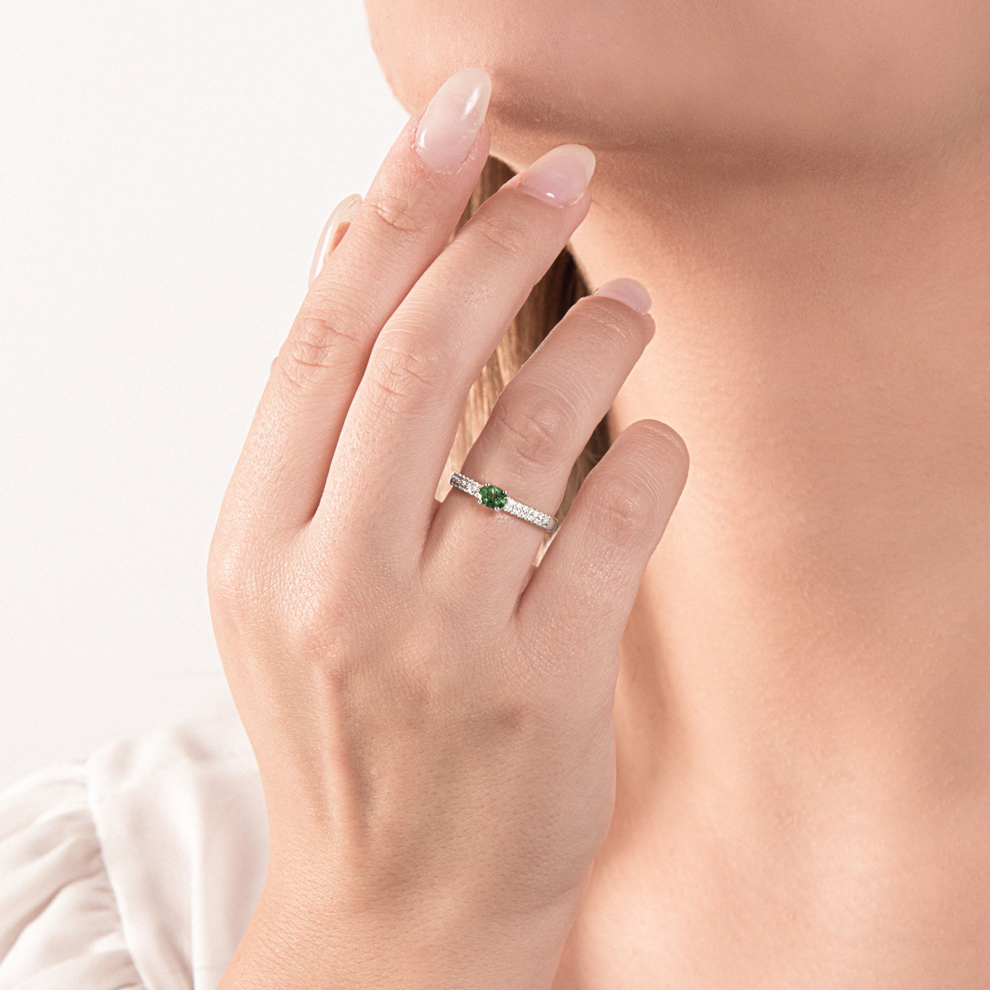 Anello Con Smeraldo Ovale E Pavè Di Diamanti 0,26ct. - immagine 2