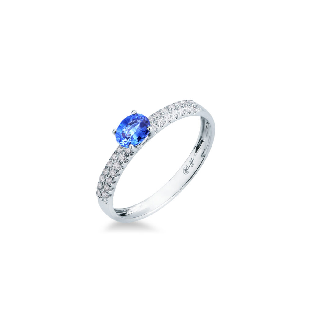 Anello Con Zaffiro Ovale E Pavè Di Diamanti Mirco Visconti LF145/Z in oro bianco 18kt con zaffiro blu centrale e diamanti sul gambo.