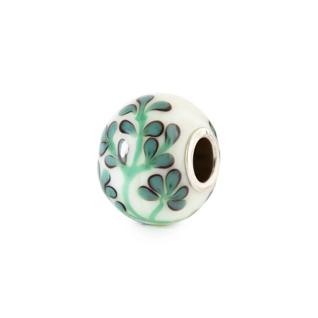 Bead Origano Selvatico Trollbeads TGLBE-30216 in vetro di Murano bianco con decori di foglioline di origano verde e anima centrale in argento 925.