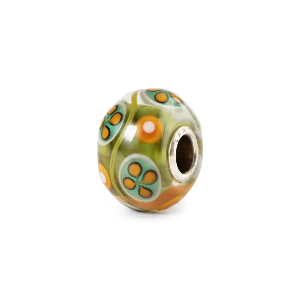 Bead Trifoglio Di Prato Trollbeads TGLBE-30214 in vetro di Murano verde con decori di trifogli arancioni e anima centrale in argento 925.