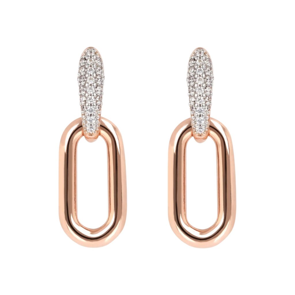 Orecchini pendenti ovali con pavè di zirconi Bronzallure WSBZ01889.W in lega Golden Rosè con perno a lobo tempestato di pavè di zirconi e maglia pendente ovale liscia.